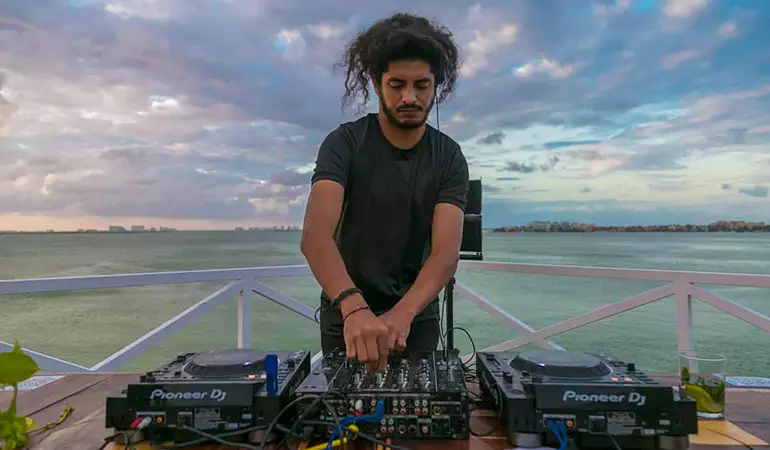 Nassim Nereo: Weaving Music with Rhythms and Melodies
